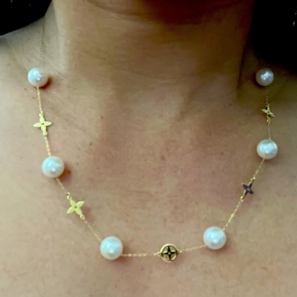 High Quality South Sea Pearls set in 18K Yellow Gold.